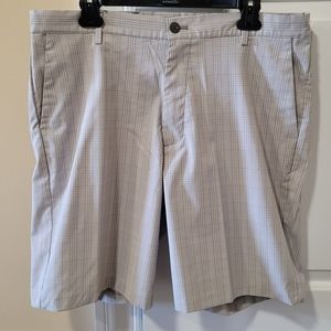 Mens Chaps golf shorts size 36 light gray